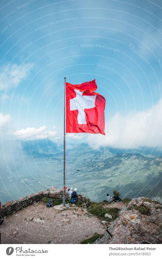 schweizer Fahne mit Aussicht auf die Umgebung Gras grosser Mythen schweizer fahne Schweiz Tourismus Berge u. Gebirge Alpen Farbfoto wandern Landschaft