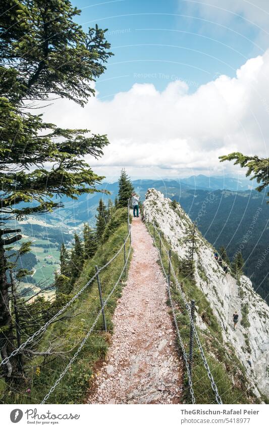 Gratwanderung mit Aussicht Farbfoto grosser mythen Berge u. Gebirge wandern Schweiz Tourismus Alpen Landschaft Außenaufnahme grün laufen Natur Umwelt Sommer