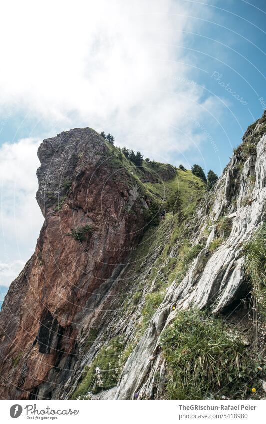 Aussicht auf Felsen mit Himmel und Wolken Farbfoto grosser mythen Berge u. Gebirge wandern Schweiz Tourismus Alpen Landschaft Außenaufnahme grün laufen Natur
