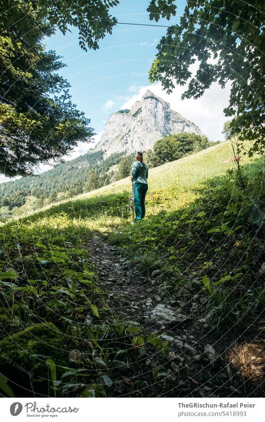 Frau mit Blick auf grossen Mythen (Berg) wandern Aussicht Berge u. Gebirge Schweiz Natur Landschaft Alpen Außenaufnahme Farbfoto Tourismus Wolken Wolkenhimmel