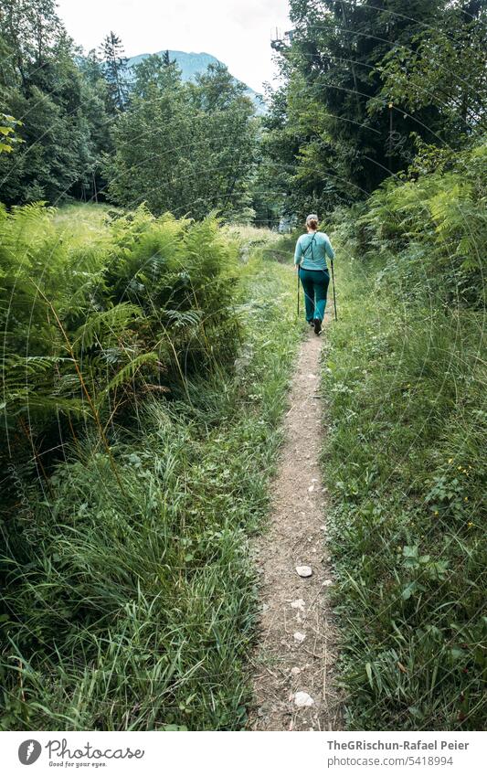 Frau auf Wanderweg im Wald mi Farm wandern Aussicht Berge u. Gebirge Schweiz Natur Landschaft Alpen Außenaufnahme Farbfoto Tourismus Wolkenhimmel Gras Wiese