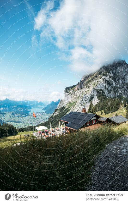 Restaurant mit grossem Mythen im Hintergrund wandern Aussicht Berge u. Gebirge Schweiz grosser mythen Natur Landschaft Alpen Außenaufnahme Farbfoto Tourismus
