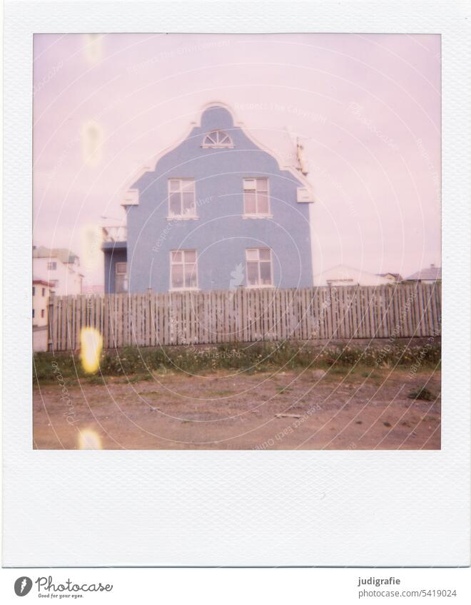 Polaroid eines isländischen Hauses Island Einfamilienhaus Dach Fenster Farbfoto wohnen Gebäude Architektur Häusliches Leben Einsamkeit Fassade Zaun Wohnung