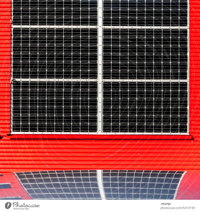Solarzellen an roter Wand Nahaufnahme umweltfreundlich Sonnenenergie Erneuerbare Energie Zukunft Energiewirtschaft Stromverbrauch alternativ Umweltschutz sparen