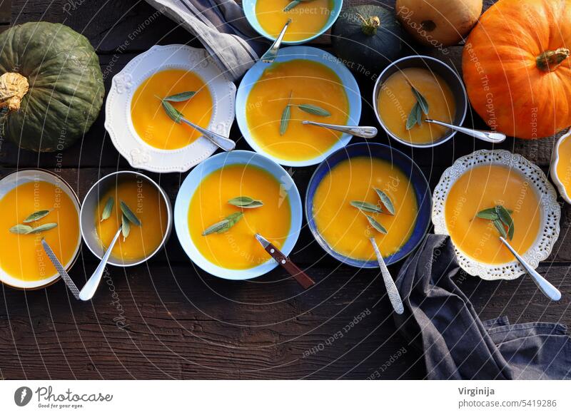 Thanksgiving-Konzept mit Kürbis, Kürbissuppe .Fall Tisch für die Feier Herbstferien mit Suppe. Lebensmittel Halloween Bestandteil Mittagessen Mahlzeit November