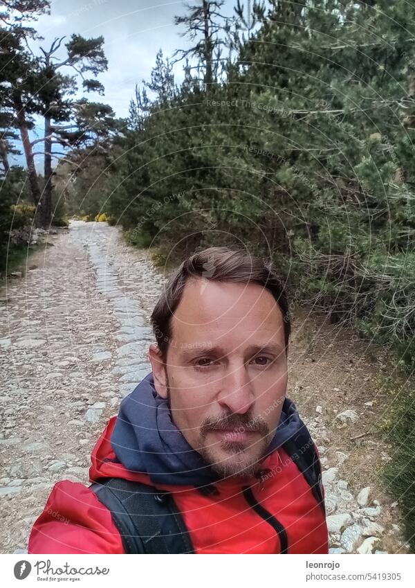 Eine Wanderung auf einem alten Römerweg in den Bergen von Spanien. Ich bin alleine mit dem Rucksack unterwegs. wandern Ausflug Abenteuer Natur Outdoor Wandertag
