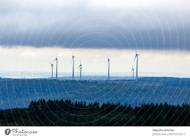 Windräder unter den Wolken Wald Landschaft Natur Energie Windenergie Sturm Unwetter Dunkle Wolken Erneuerbare Energie Strom Stromkraftwerke ökologie Klimawandel