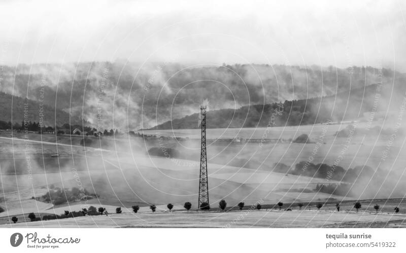 Tiefe Wolken über Landschaft Nebel Felder Wald Bäume Morgen Morgennebel tiefe Wolken Ruhe Entspannung Himmel Antenne Turm Funkturm Strommast wabern
