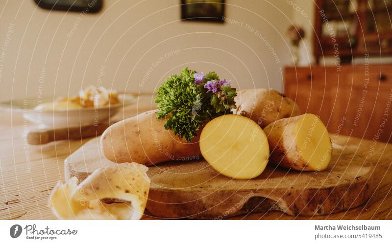 Arrangement von Kartoffeln in Bauernstube Kartoffel inzeniert Lebensmittel Kartoffelgerichte Essen Kartoffel in Bauernstube