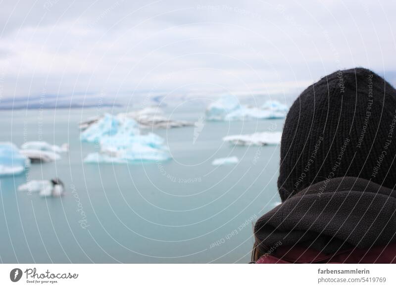 Menschenkopf vor Eis-Lagune, Eisbrocken im Hintergrund Glacier Lagoon Gletscher Eisberg Wasser Kälte kalt eisig Mütze Strickmütze Winter Island Natur Schnee