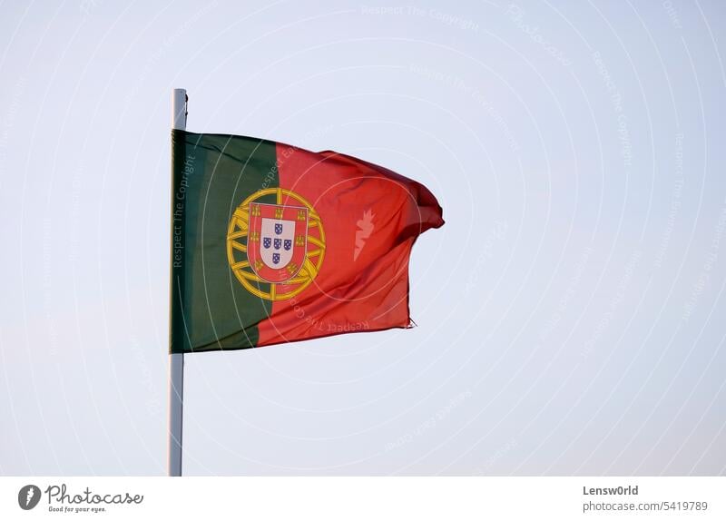 Die portugiesische Flagge weht im Wind vor einem klaren Himmel Transparente Land Fahne Fahnenmast Regierung Lissabon Nation national Nationalflagge patriotisch