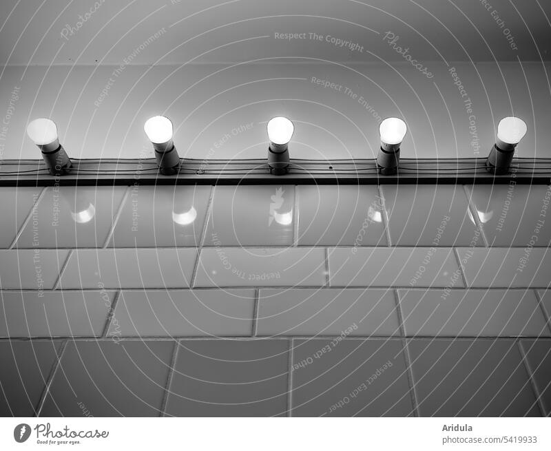 Lichterleiste mit Badfliesen Lampen Glühbirnen Energiesparlampe Fliesen u. Kacheln Badezimmer Innenaufnahme Toilette weiß s/w