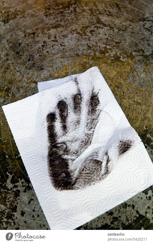 Schwarze Hand hand finger abdruck papier wischen haushalt sauber sauber machen haushaltnahe dienstleistungen zellstoff fingerabdruck handabdruck spur