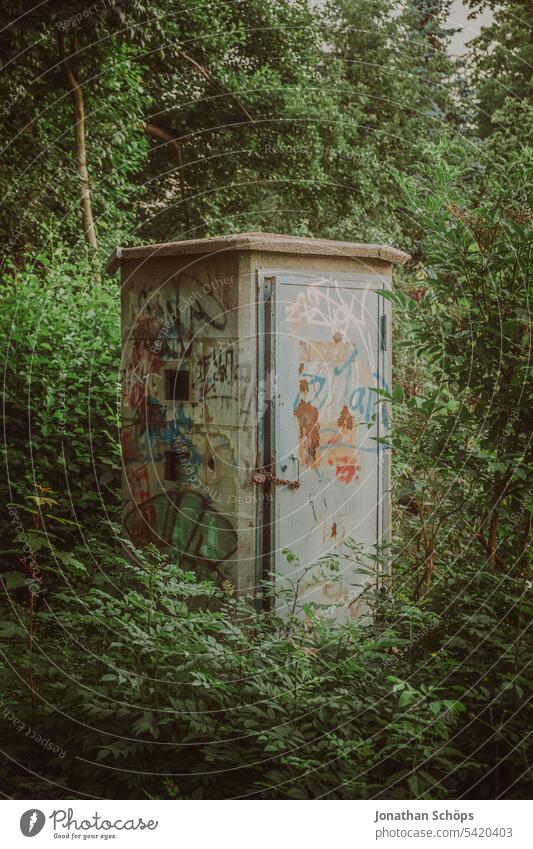 Tür im Wald Eingang geheim alt grafitti WC Klo Stein Stahl grün Toilette sanitär wc Hygiene Menschenleer Sanitäranlagen Station Häuschen stromhäuschen verfallen