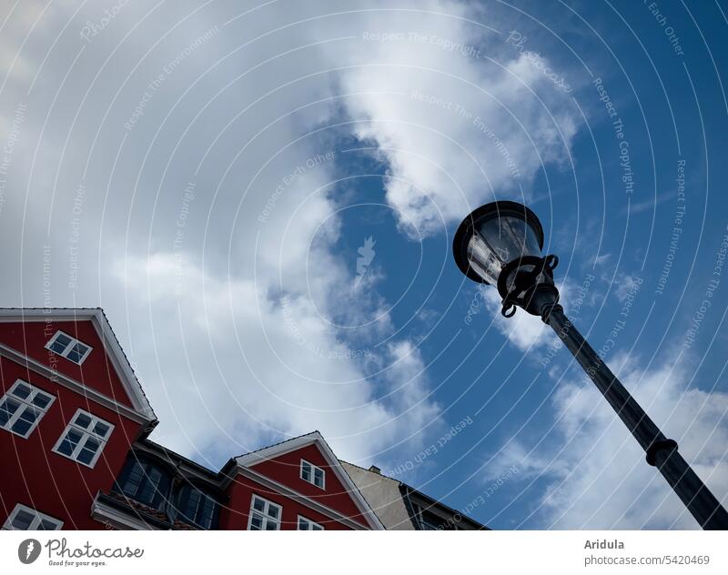 Nyhavn Kopenhagen | Haus und Straßenlaterne vor blauem Himmel mit weißen Wolken Hafen Dänemark Ferien & Urlaub & Reisen Tourismus Stadt Häuserreihe bunt Fassade