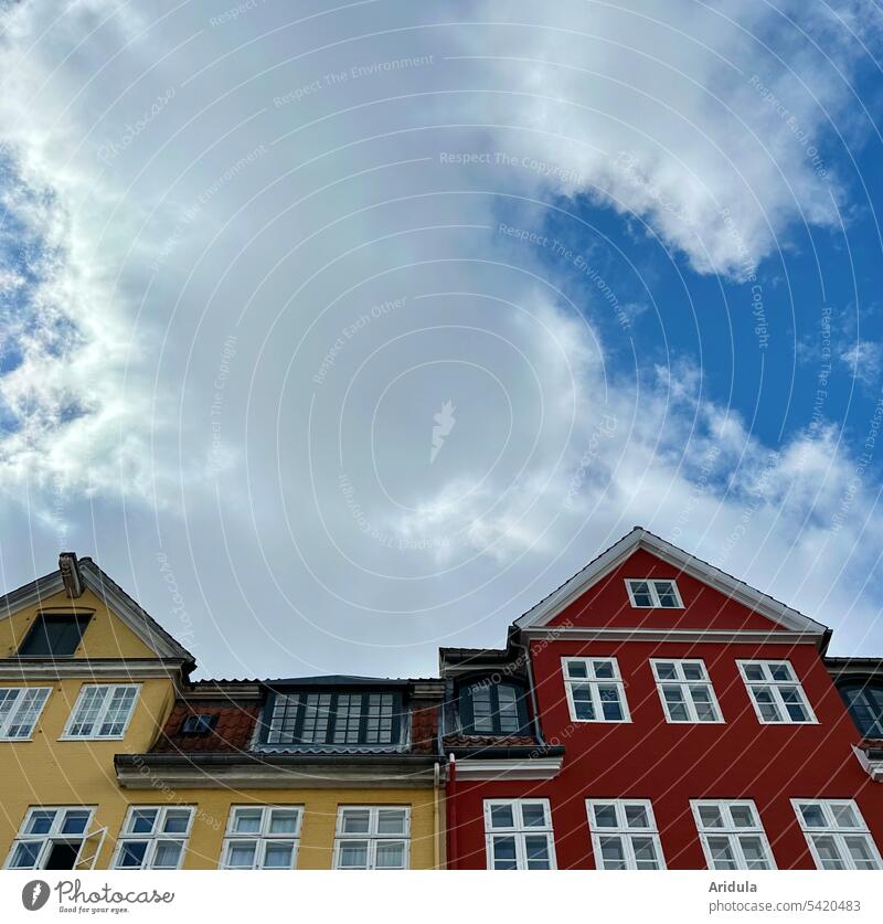 Rote und gelbe Hausfassade mit großer Wolke vor blauem Himmel Häuser Fassade Fenster Stadt Stadtbild Kopenhagen Fassadenfarbe rot Blauer Himmel Architektur