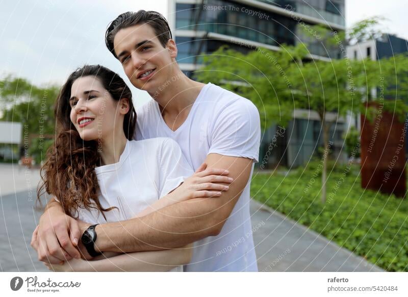 Mann und Frau Paar lächelnd zuversichtlich umarmt einander auf der Straße Person Liebe jung Glück Lifestyle Zusammensein im Freien Umarmung