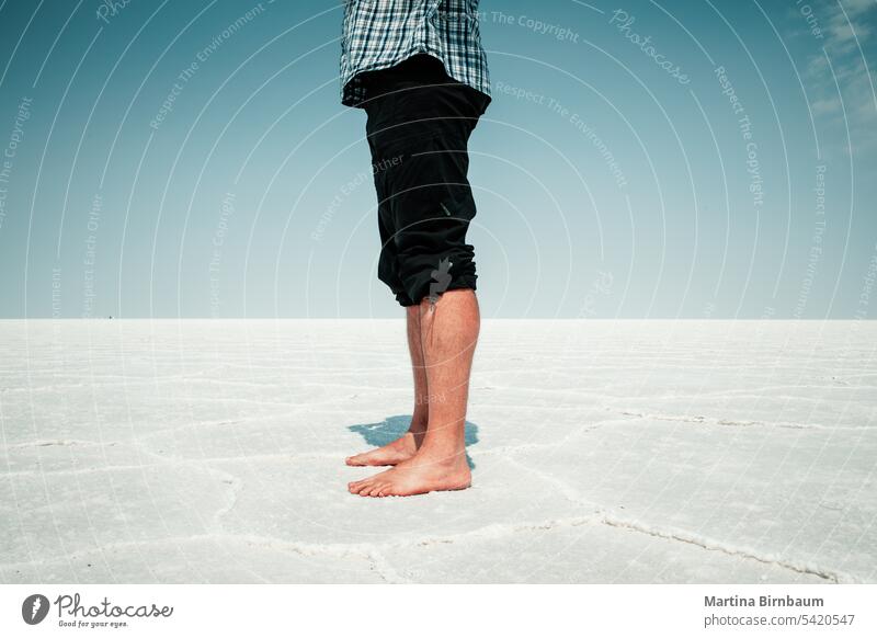 Mann steht barfuß auf den Salt Flats in Bonneville, Utah Textfreiraum Fuß männliche Beine Bonneville-Salzwiesen Salzwüste Landschaft See reisen Person im Freien