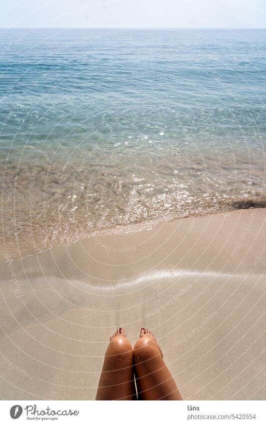 ein Tag am Meer l Frau sitzt am Strand Kreta Ferien & Urlaub & Reisen Erholung Griechenland Mittelmeer Küste Tourismus Sommerurlaub Idylle Beine