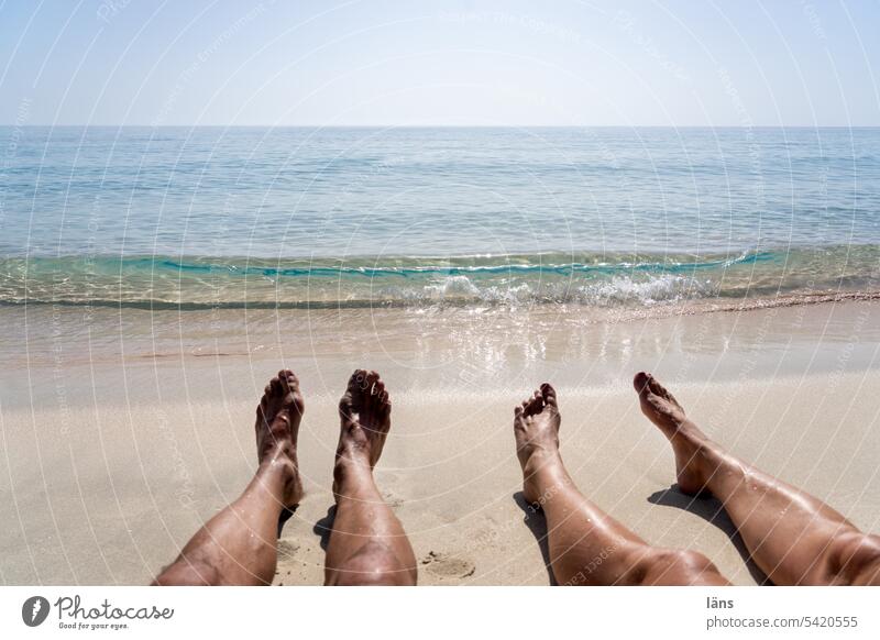 Geschafft l Auszeit am Strand Urlaub Erholung Beine sitzen am Strand Strandtag Ferien & Urlaub & Reisen Kreta Griechenland Rente Meer Küste Mittelmeer Idylle