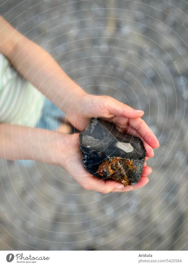 Ein Kind hält einen Feuerstein in den Händen Ostsee Stein Strand finden zeigen suchen Schatz Natur Außenaufnahme Ferien & Urlaub & Reisen Sommer Kindheit