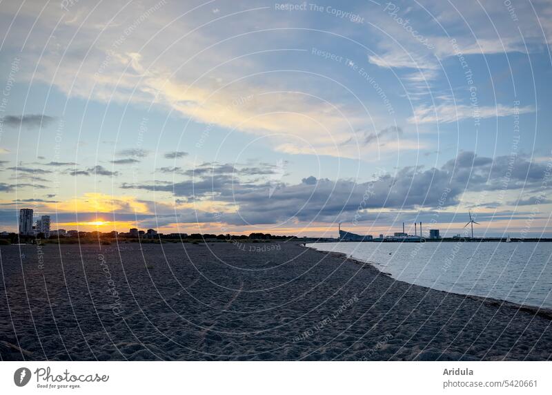 Strand am Stadtrand von Kopenhagen bei Sonnenuntergang Abendstimmung Meer Ostsee Ferien & Urlaub & Reisen Dänemark Dämmerung Himmel Wolken Horizont Sommer