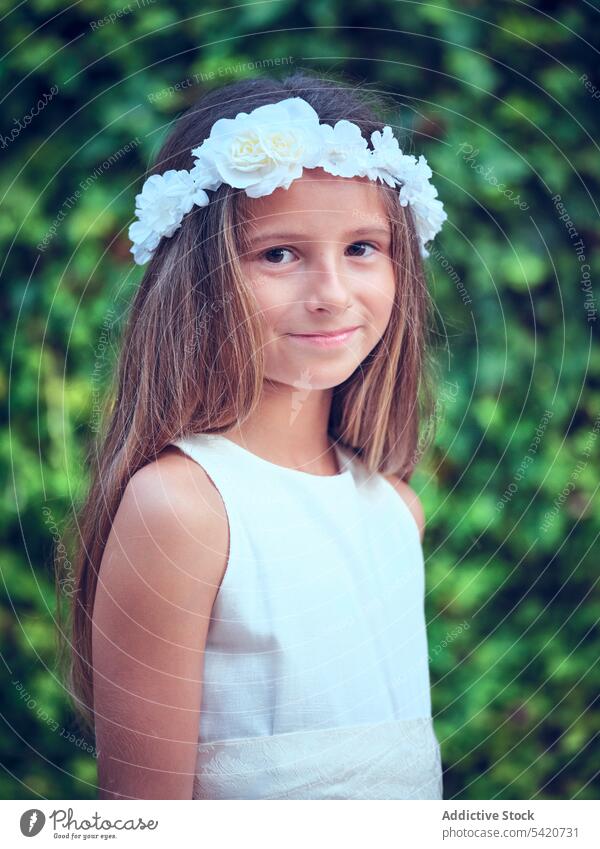 Kleines niedliches Mädchen in elegantem Kleid und Blumenstirnband Stirnband Kind Schönheit wenig bezaubernd Unschuld besinnlich Frau Reinheit Individualität