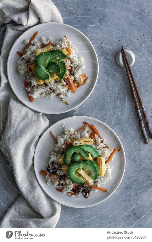Krümelreis mit Gemüse auf Leinen mit Löffel auf dem Tisch Reis Küche national Speise frisch Asiatische Küche Delikatesse Sushi hölzern Feinschmecker