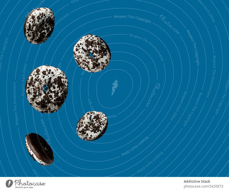 Muster aus frischen weißen und schwarzen Schokoladendonuts Krapfen Dessert süß fliegend Lebensmittel Gebäck farbenfroh Leckerbissen Doughnut Kulisse Sammlung