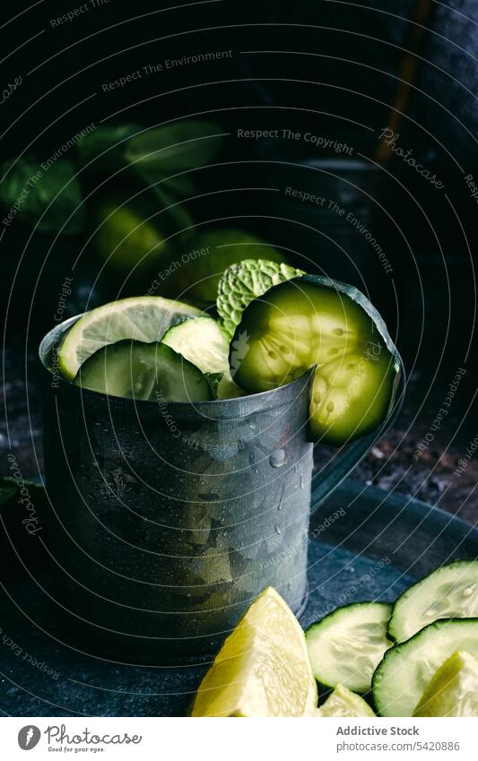 Gurken-Detox-Getränk mit Minze und Limette Salatgurke Entzug trinken Bestandteil Tisch Kalk Zitrone kalt Becher Tablett dunkel frisch Gesundheit natürlich