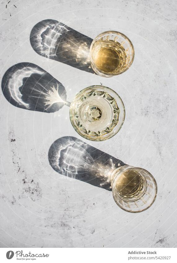 Gläserset mit Getränken im Sonnenlicht mit Schatten Glas trinken Licht durchsichtig Alkohol verschiedene liquide Zusammensetzung Form Reflexion & Spiegelung