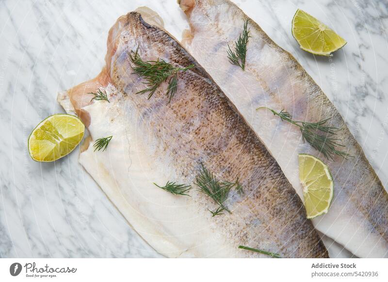 Roher Fisch mit Limette und Dill Kalk Koch Küche frisch kopflos Murmel Tisch Lebensmittel Mahlzeit Gesundheit Bestandteil Meeresfrüchte Ernährung Feinschmecker
