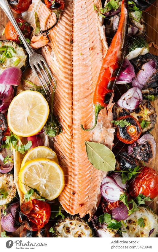 Gegrillter Fisch mit Gemüse auf Holztisch Lachs Filet Grillrost Gesundheit Speise dienen Lebensmittel hölzern rustikal Salatgurke Feinschmecker Koch Rezept