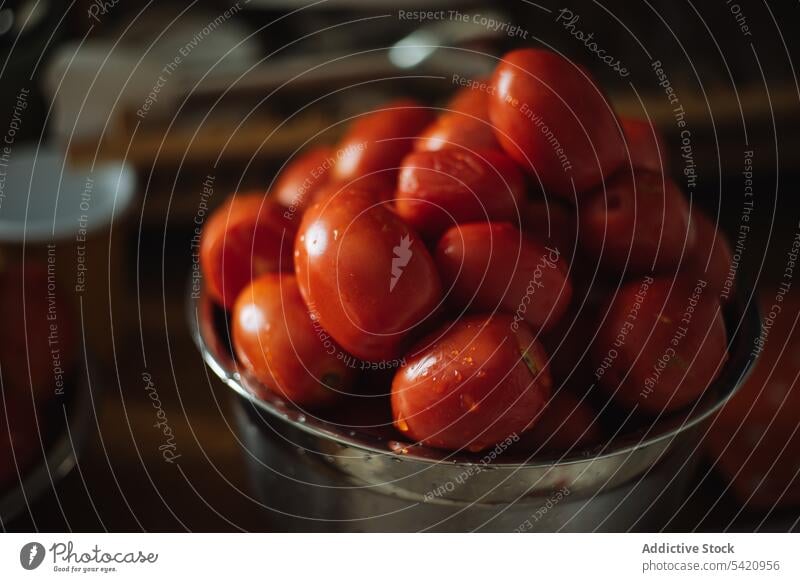 Rote Tomaten in einer Schüssel auf dem Tisch rot frisch reif natürlich Traube Bestandteil Lebensmittel Schalen & Schüsseln organisch Gesundheit roh lecker
