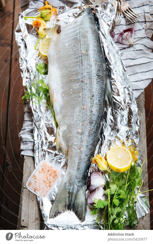 Frischer Lachsfisch mit Gewürzen auf Alufolie Fisch frisch Zitrone Folie Kraut roh vorbereiten Bestandteil ganz Meeresfrüchte Lebensmittel Gesundheit