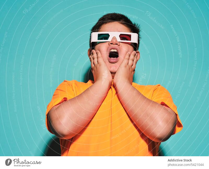 Junges aufgeregtes Kind mit 3D-Brille sieht sich einen Film an 3d brünett Schock Kino stereoskopisch Filmmaterial Mann Kindheit männlich Unglaube