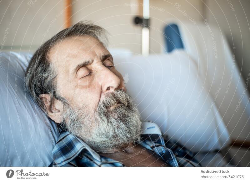 Älterer Mann schläft im Krankenhausbett Senior Station schlafen Bett älter geduldig Medizin Krankheit müde Klinik alt Decke Wiederherstellung Kontrolle