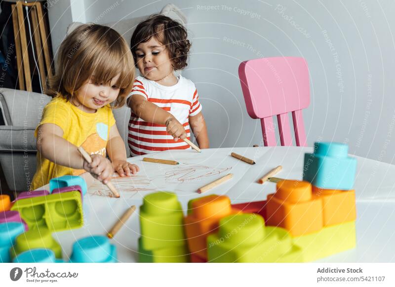 Kleine Kinder spielen und malen im Kinderzimmer Zusammensein Spielzeug Farbe zeichnen farbenfroh Säugling wenig Bildung Spielzimmer Aktivität Vorschule Bauherr