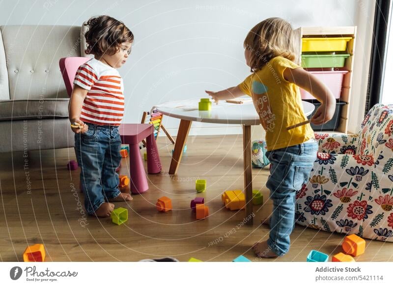 Kleine Kinder spielen und malen im Kinderzimmer Zusammensein Spielzeug Farbe zeichnen farbenfroh Säugling wenig Bildung Spielzimmer Aktivität Vorschule Baby