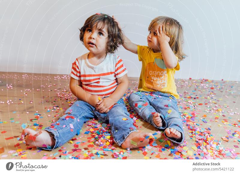 Niedliche Kleinkinder haben Spaß mit Konfetti Kind Stock Parkett Zusammensein spielen Glück bestäuben Spaß haben farbenfroh wenig klein Kindheit Kinder