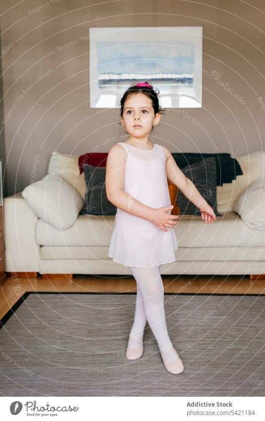 Kleine Ballerina tanzt zu Hause Mädchen Tanzen Balletttänzer heimwärts Probe Wohnzimmer gemütlich Sofa wenig Kind Übung Training Kindheit ausführen Liege Klasse