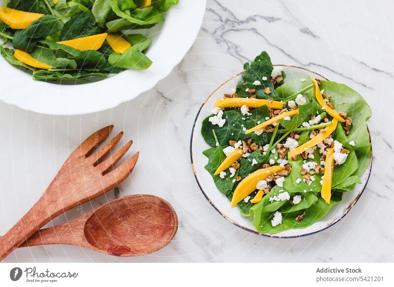 Spinatsalat mit Kürbisspalten und Käse Salatbeilage Gemüse Nut Ziegenkäse organisch Supernahrung gesunde Ernährung Speise Mahlzeit Tisch frisch Bestandteil