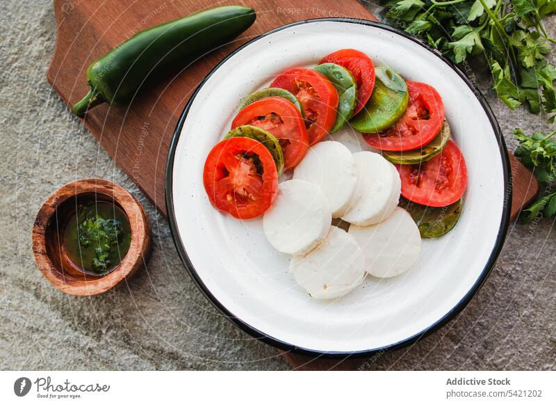 Diät-Caprese-Salat mit Jalapeno-Paprika Salatbeilage Gemüse Tomate Käse Mozzarella Holzplatte grün Snack Abendessen Gesundheit Küche Vegetarier Supernahrung