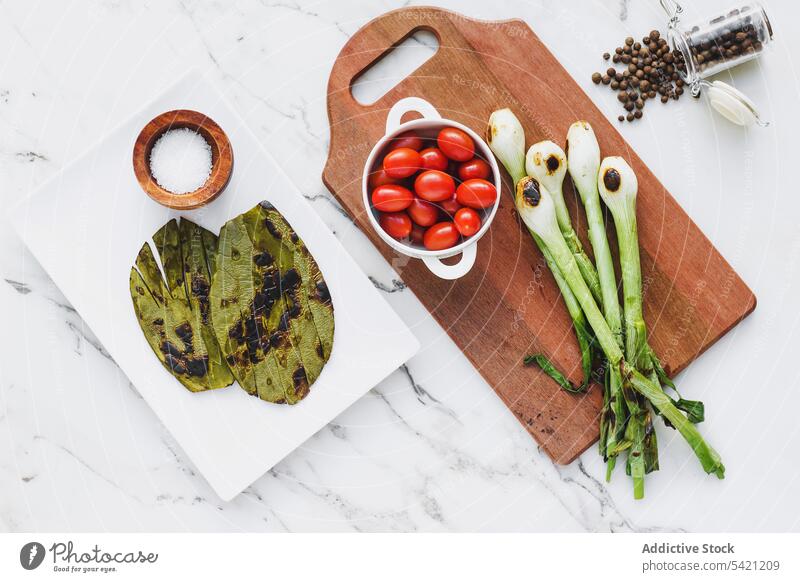 Gegrillte Zutaten und Gewürze für Salat Salatbeilage Gemüse Grillrost Bestandteil Gesundheit Vegetarier Koch Kirsche Schalen & Schüsseln Tomate Küche Holzplatte