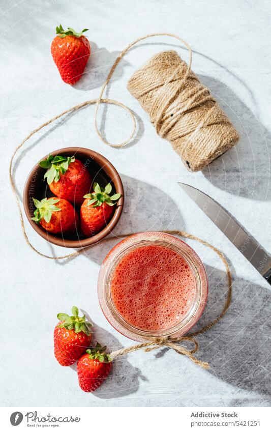 Gesundes Erdbeergetränk im Glas Erdbeeren Saft selbstgemacht Beeren rustikal Seil frisch natürlich Gesundheit Garn Messer geschmackvoll reif lecker Lebensmittel