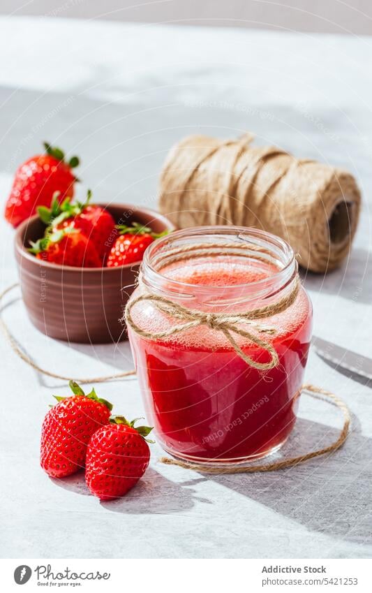 Gesundes Erdbeergetränk im Glas Erdbeeren Saft selbstgemacht Beeren rustikal frisch natürlich Gesundheit Garn Messer geschmackvoll reif lecker Lebensmittel