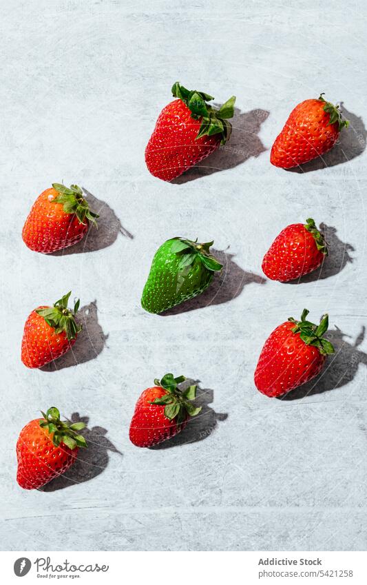 Frische Erdbeeren auf dem Leuchttisch Beeren reif frisch rot grün Tisch natürlich Gesundheit Lebensmittel lecker süß Vitamin Sommer Frucht Dessert Saison Diät