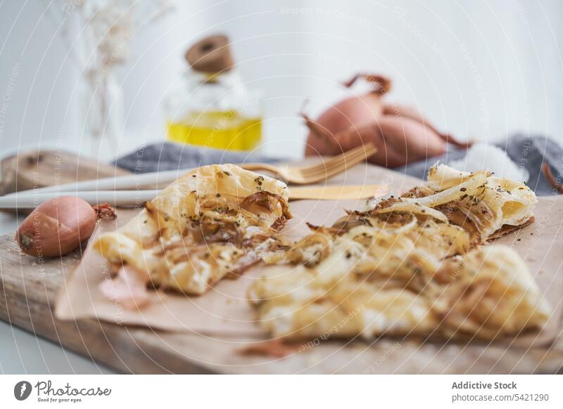 Blätterteig mit Zwiebeln und Frischkäse auf dem Tisch Gebäck Hauch Schneidebrett Speise rustikal Sahne Käse Bestandteil Lebensmittel Snack lecker frisch