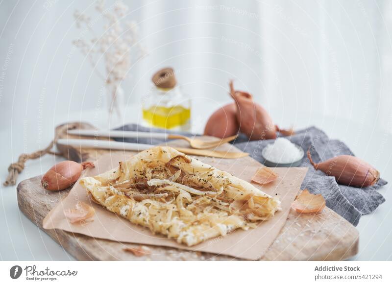 Blätterteig mit Zwiebeln und Frischkäse auf dem Tisch Gebäck Hauch Schneidebrett Speise rustikal Sahne Käse Bestandteil Lebensmittel Snack lecker frisch