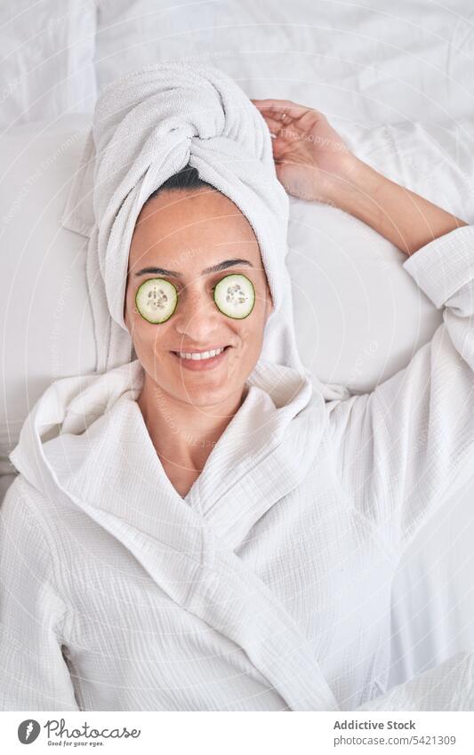 Junge Frau mit Gurkenmaske auf den Augen Schönheit Hautpflege Salatgurke Mundschutz positiv genießen Spa Gesichtsbehandlung natürlich jung Lächeln Glück heiter
